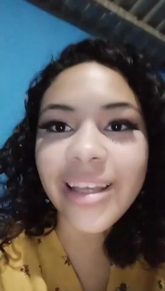 Novinha cacheada baixa renda dando a bucetinha apertadinha no pelo image 2