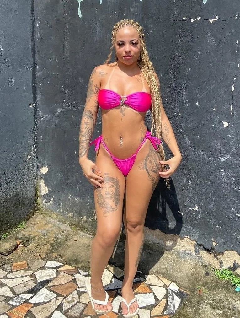 Putinha de saia curta na balada ta pedindo 😈 image 12