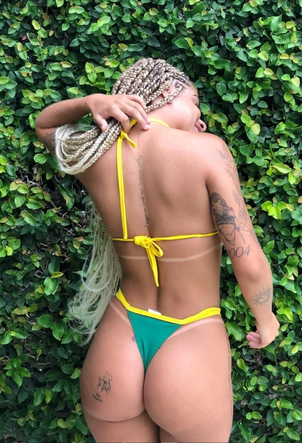 Putinha de saia curta na balada ta pedindo 😈 image 24