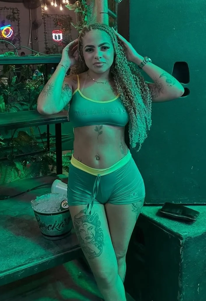 Putinha de saia curta na balada ta pedindo 😈 image 5
