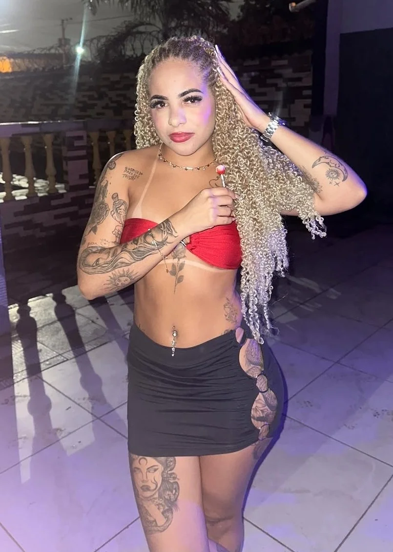Putinha de saia curta na balada ta pedindo 😈 image 7