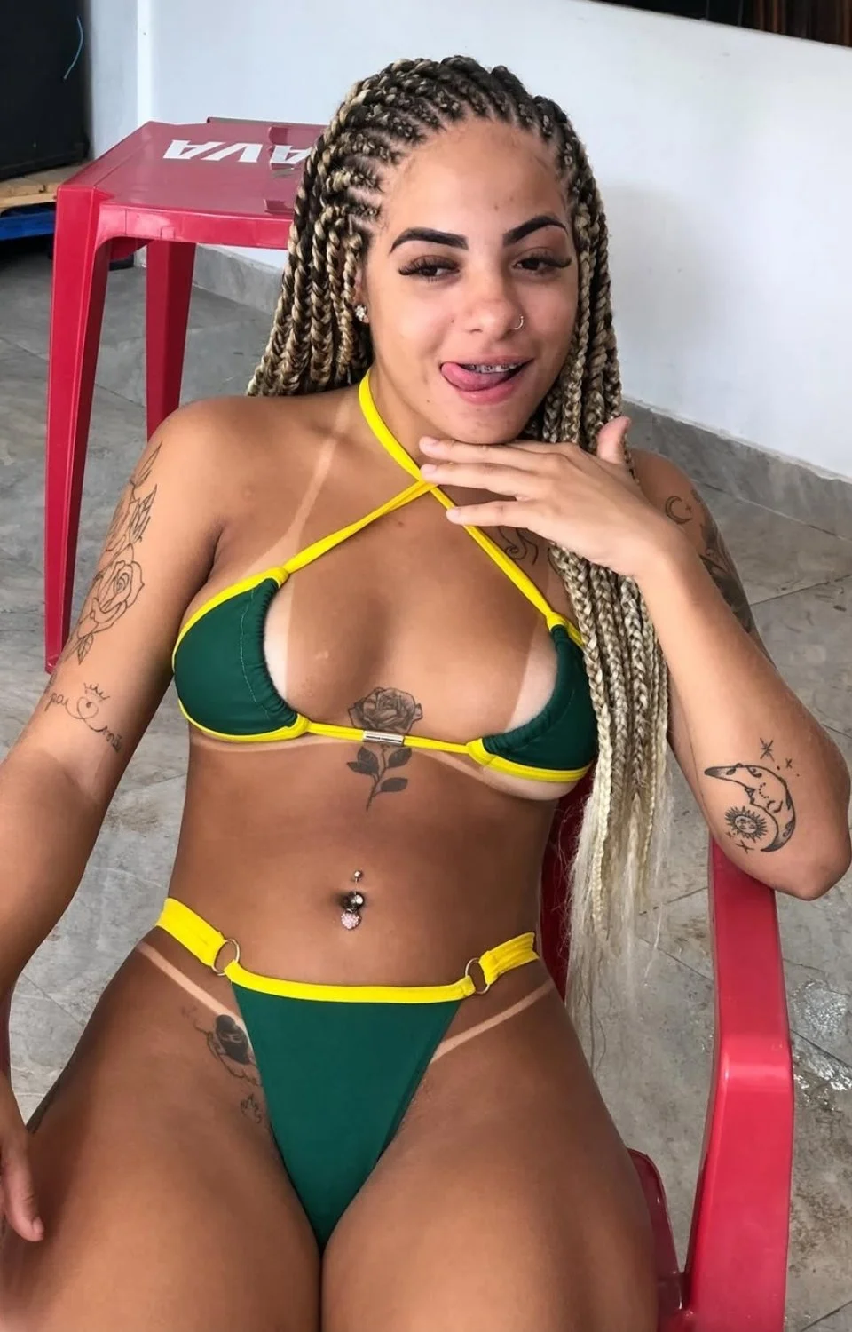 Putinha de saia curta na balada ta pedindo 😈 image 8