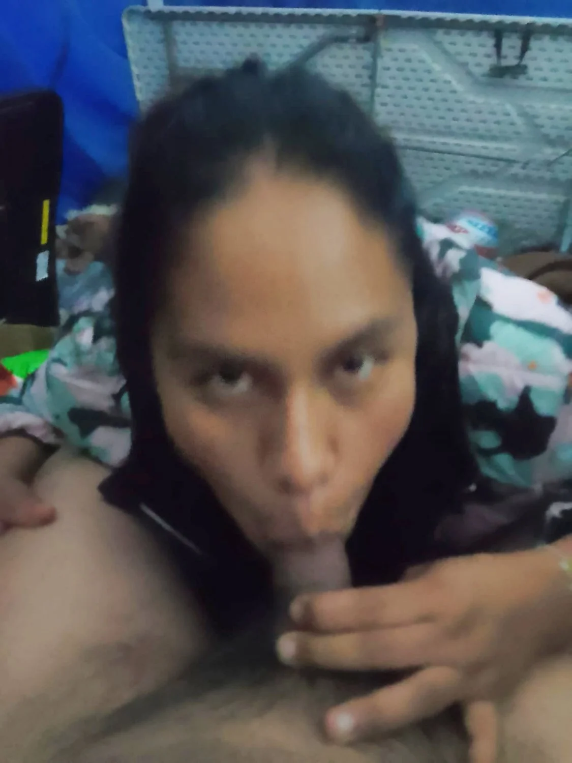 Le encanta que le saquen fotos mamando verg la vendedora de la feria 🥴🤤🥵 main image