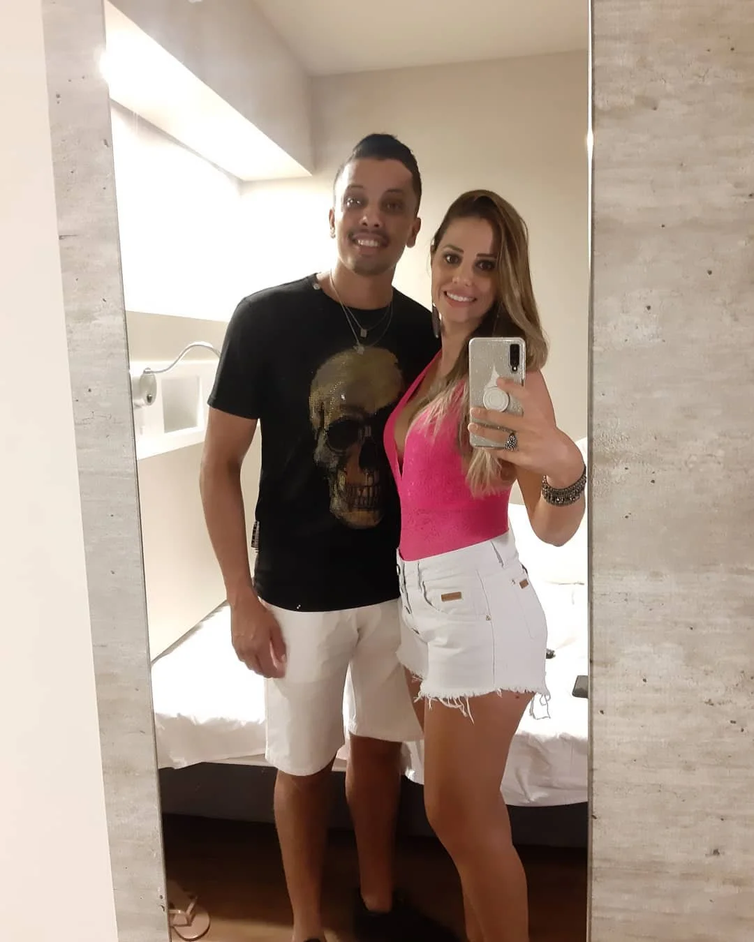 Casada deliciosa, o corno precisa dividir com os amigos o rabão dessa delicia. image 4