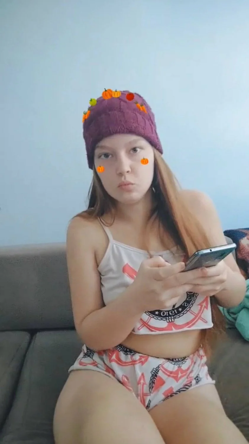 Novinha ruivinha linda e gostosa se exibindo, chupando e fodendo image 2