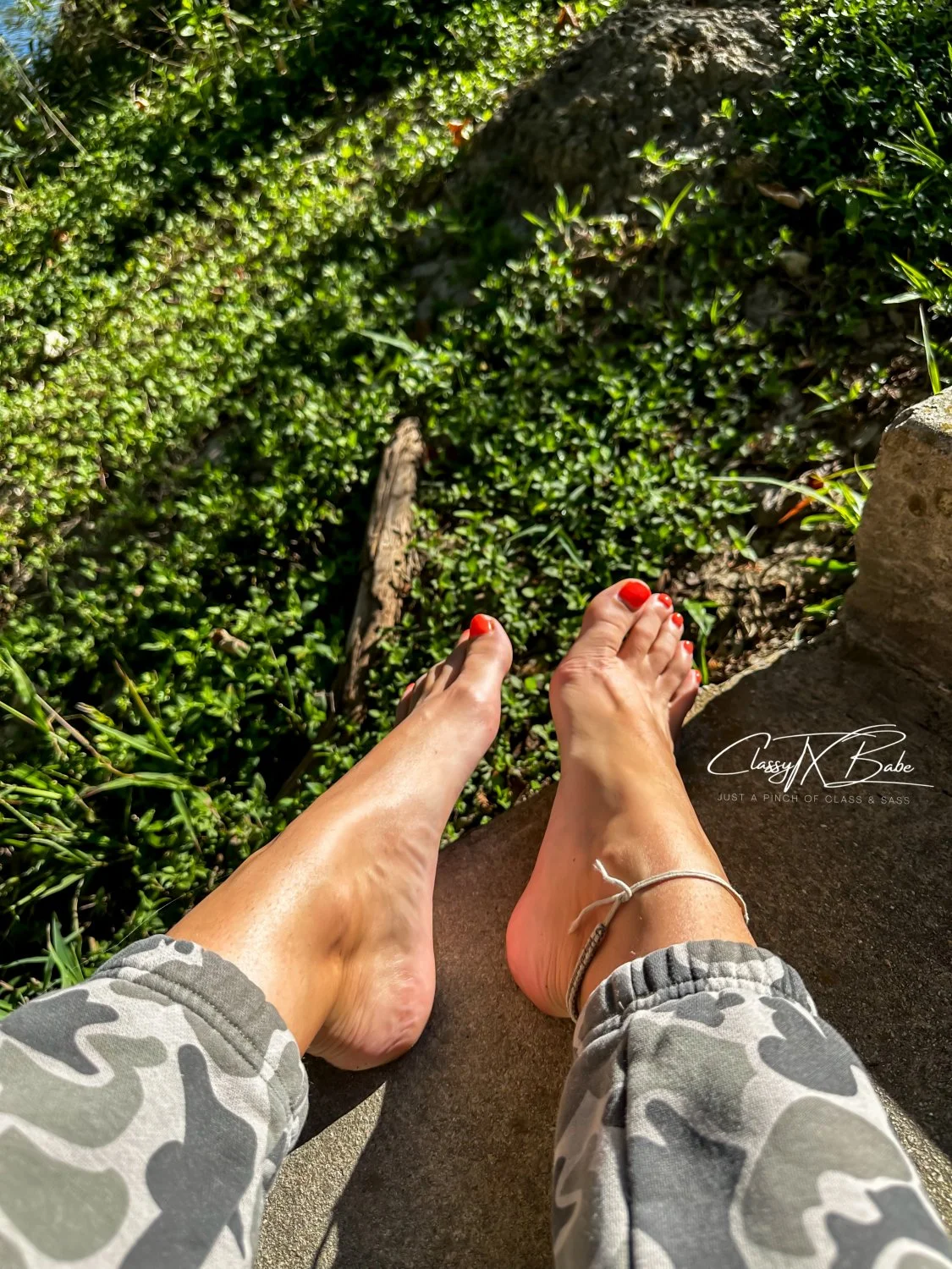 Looking for younger men who loves sniffing feet main image