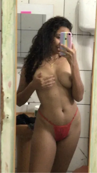 Morena vagabunda so de calcinha se exibindo no banheiro cover image