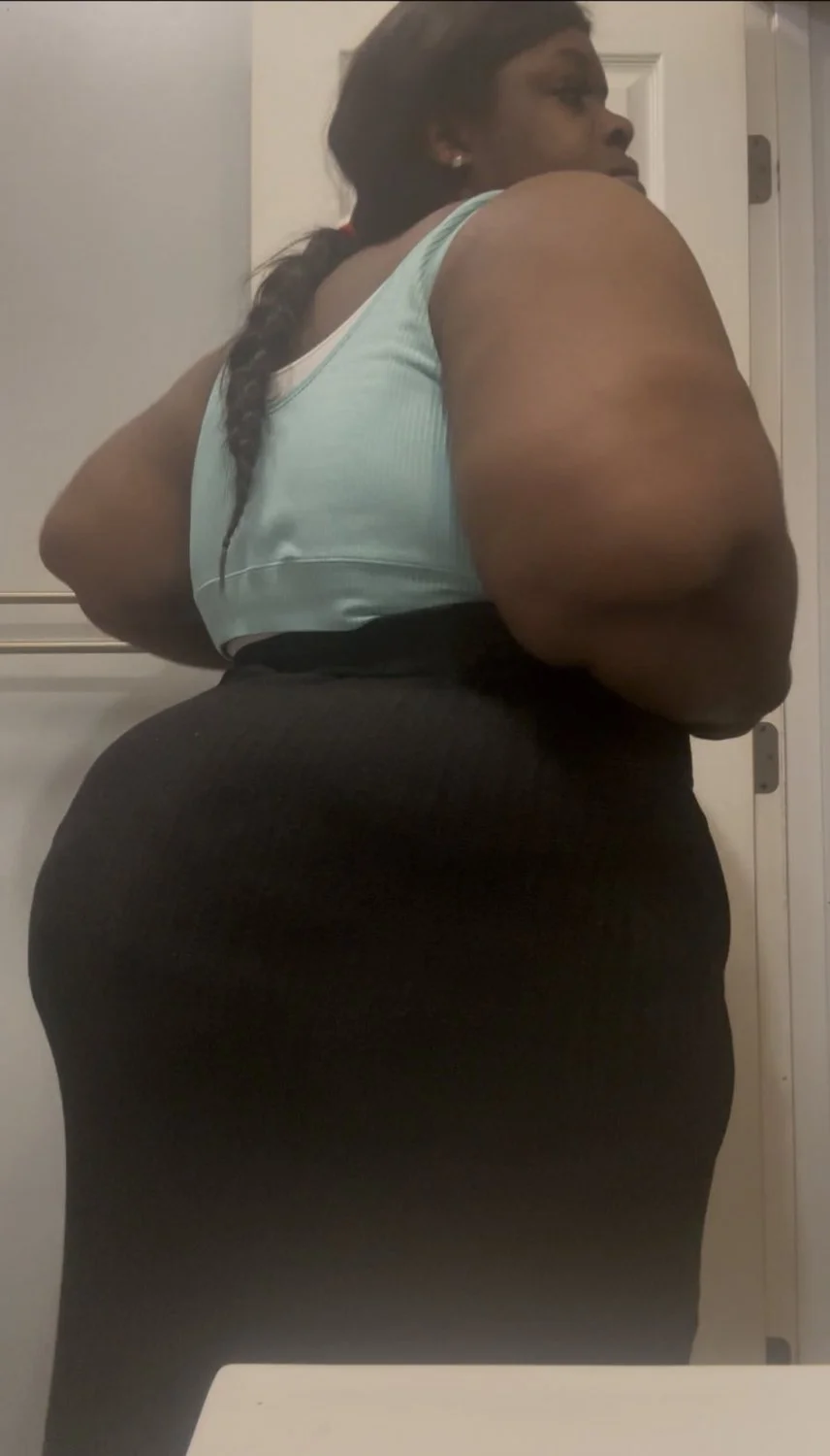 Th1cK h3aVy EbonY bbW bo0tY !! image 3