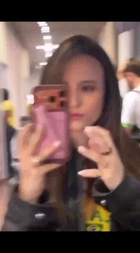 Lari essa muito linda...Larissa Manoela deliciosa a beleza gostosa !!! main image