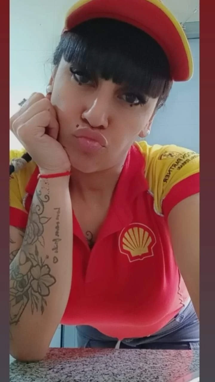 Putinha do posto sheel caiu na net se mostrando! novinha safada vazada depois de mandar video main image
