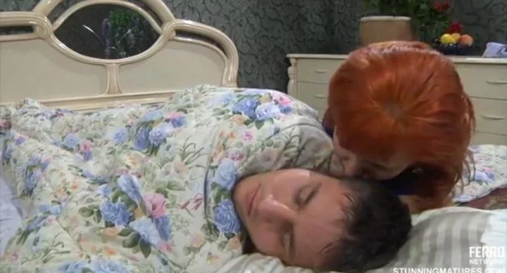Mujer madura seduce a su hijo para tener sexo image 5