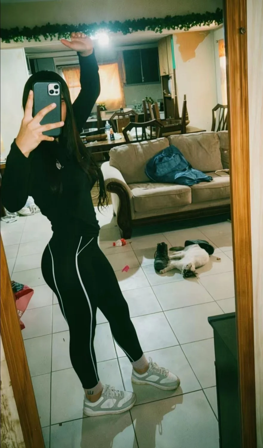 ella sabe que pone las vergas duras por eso sigue enseñando image 1
