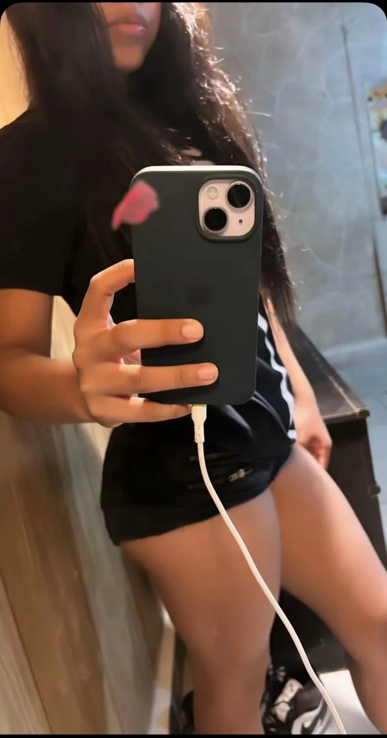 ella sabe que pone las vergas duras por eso sigue enseñando image 6