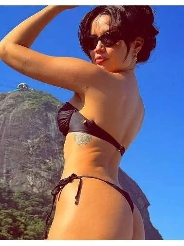 Quem tiver tesão na Juliette chama pv pra falar sobre essa puta tira nosso leite main image