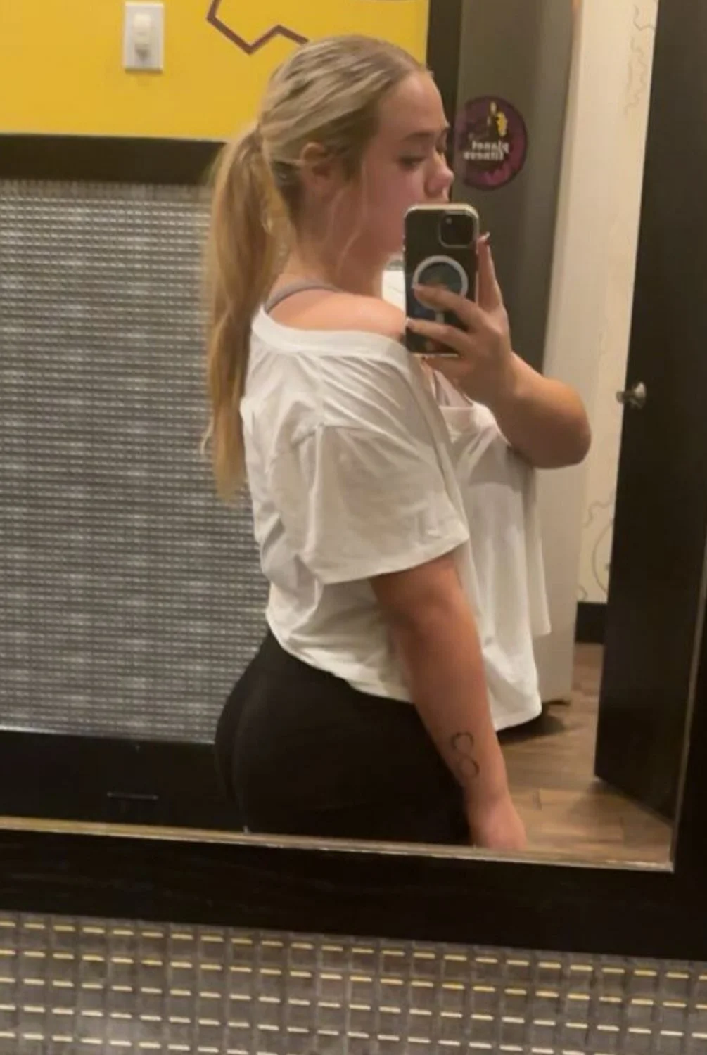 Is 18 year old Emma looking for bbc or bwc kik leakHoez2 image 11