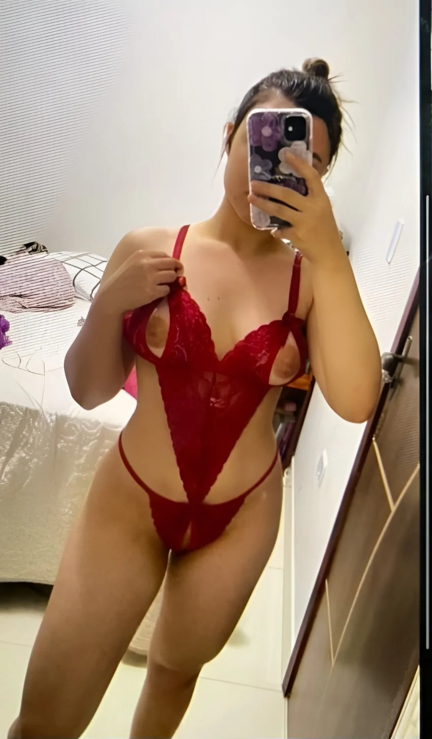 seguidor pediu pra vazar novinha gostosa mostrando os peitinhos no espelho e chupando Pau Do amigo image 12