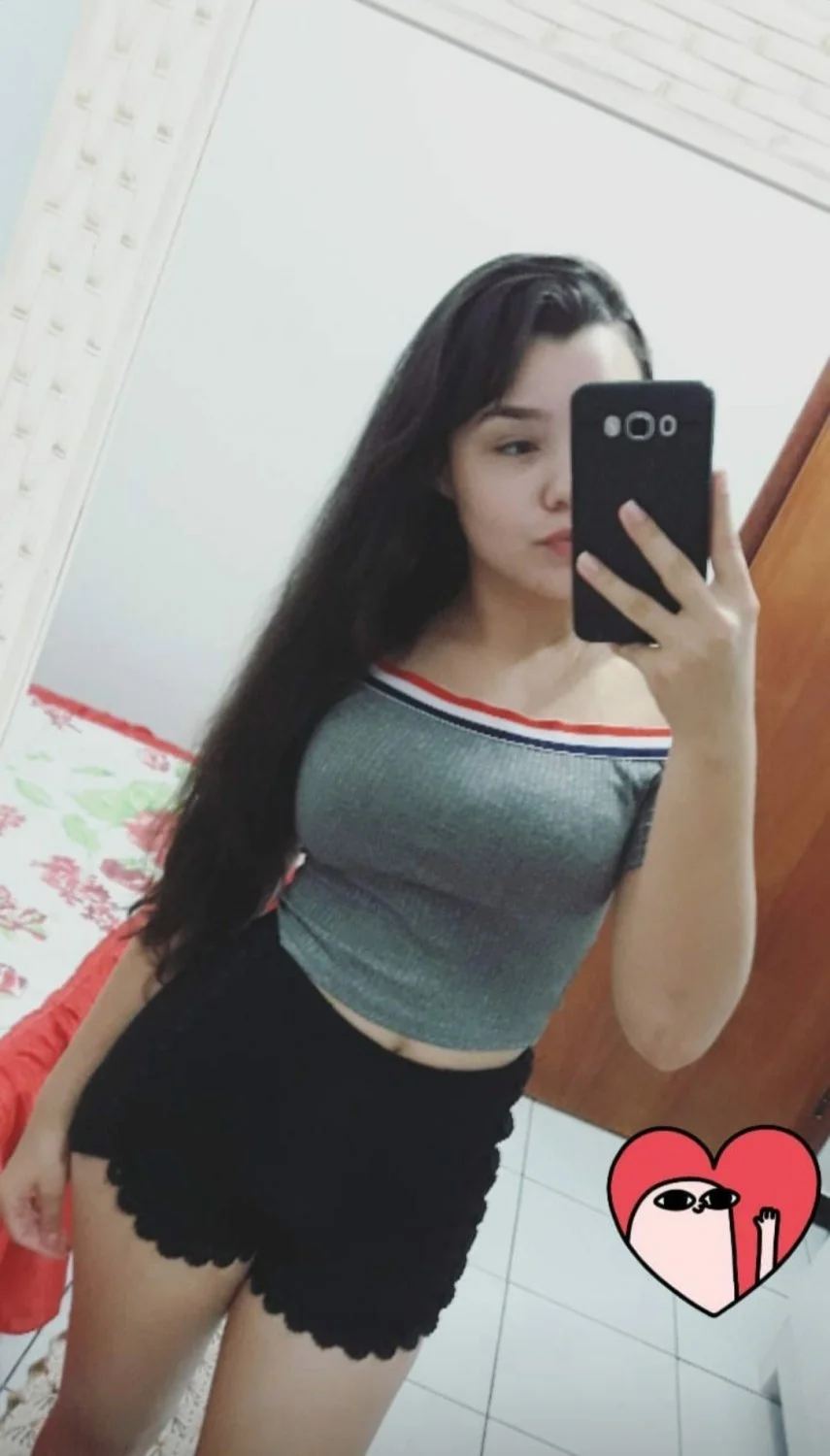 seguidor pediu pra vazar novinha gostosa mostrando os peitinhos no espelho e chupando Pau Do amigo image 2