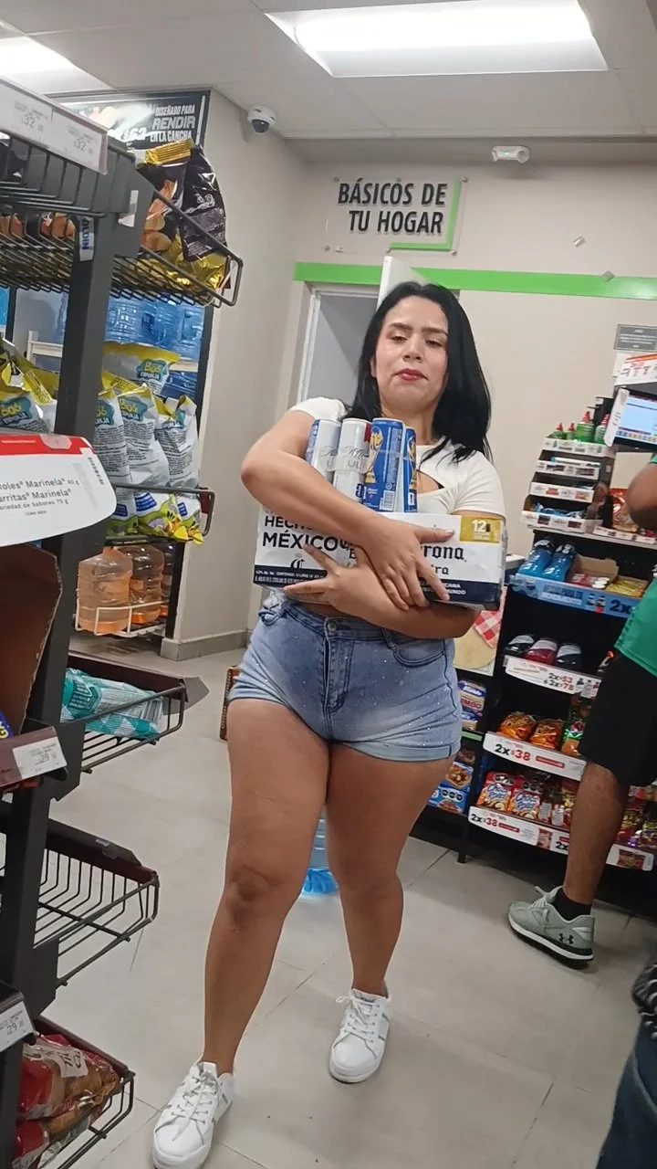 Piernona deliciosa se le marca la cuca sabroso image 1