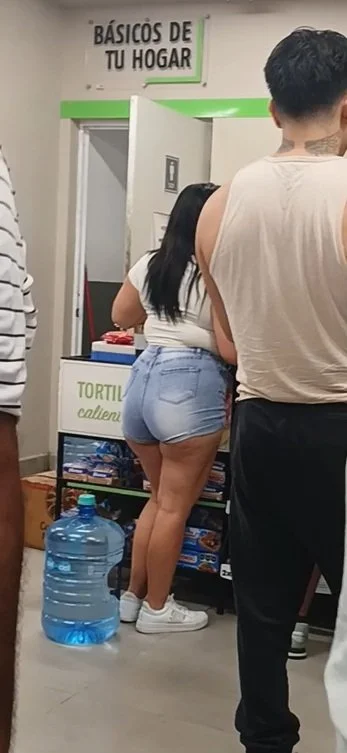 Piernona deliciosa se le marca la cuca sabroso image 5
