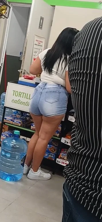 Piernona deliciosa se le marca la cuca sabroso image 6
