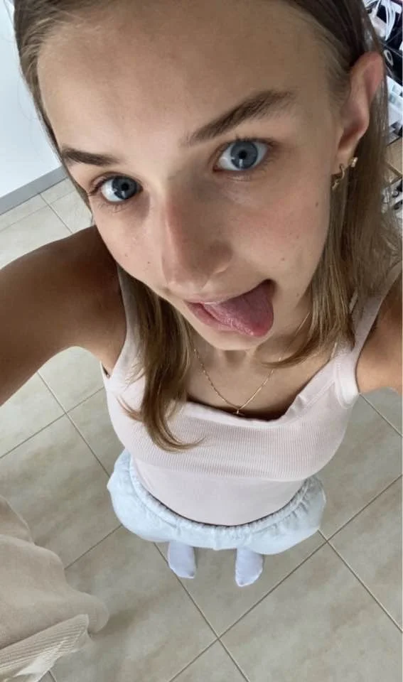Bella 19 exposed. For same treatment as her kik: sonaria24 main image