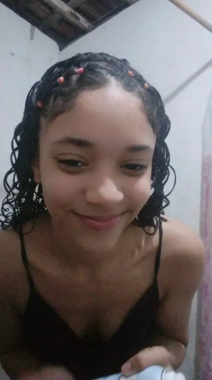 Magrinha cacheada brincando com a buceta na live image 1