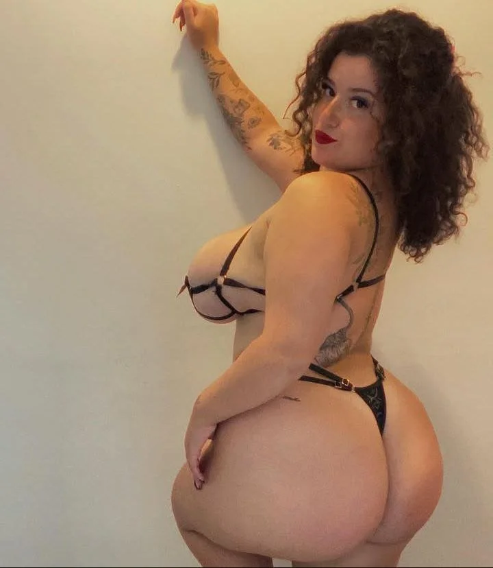 redhead has ass and tits for days part. 2 image 1