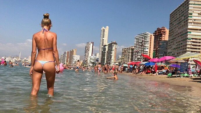 magrinha gostosa bronzeada se exibindo na praia image 5