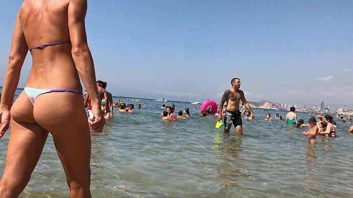 magrinha gostosa bronzeada se exibindo na praia image 6