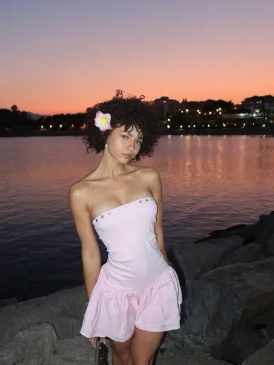 Novinha a beleza morena...Larissa Kimberlly linda , muito gostosa !!! cover image