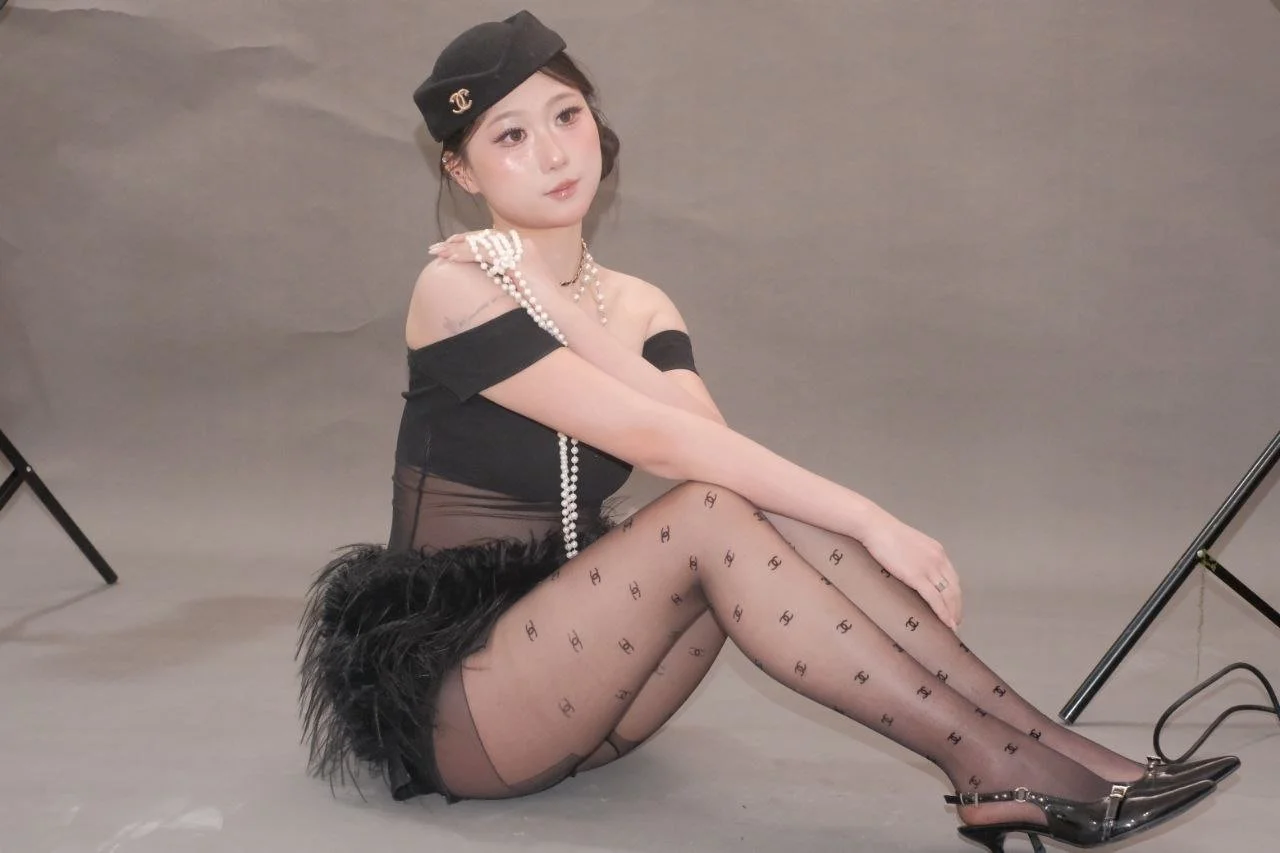 Chinese wannabe webslut Liu - 25yo with sexy feet image 11