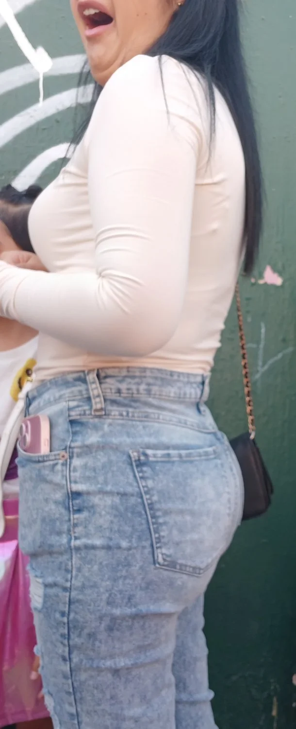 Voyeur rica mami culona hermosa se da cuenta image 5