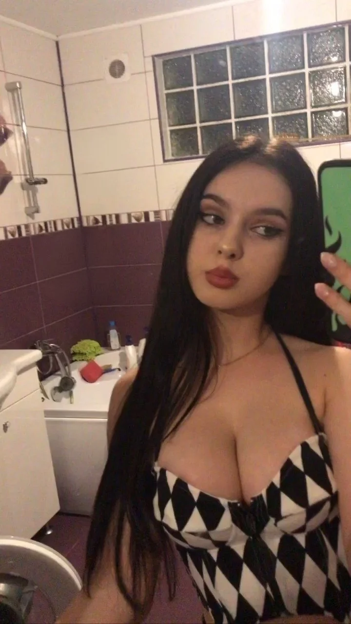 Thick and busty Romanian slut Sorina image 13