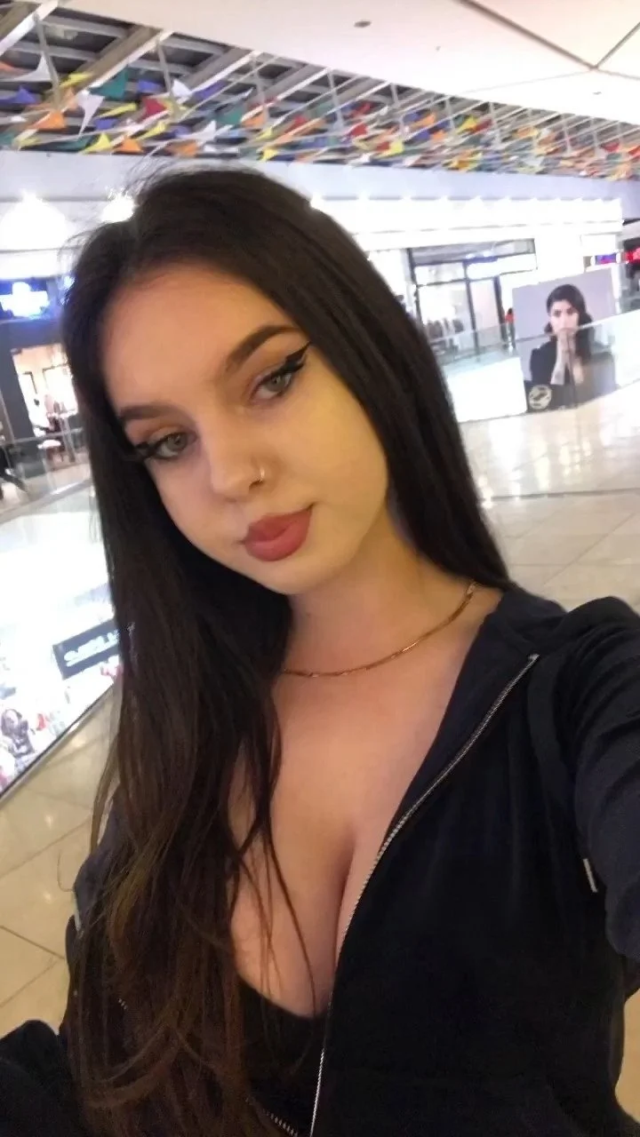 Thick and busty Romanian slut Sorina image 15