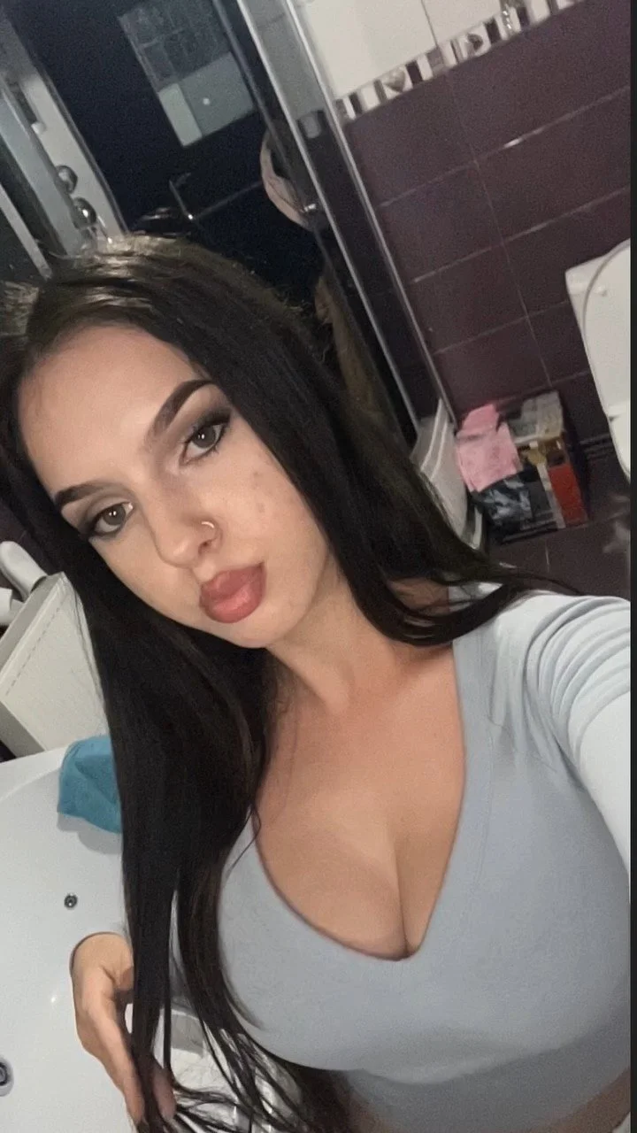 Thick and busty Romanian slut Sorina image 20
