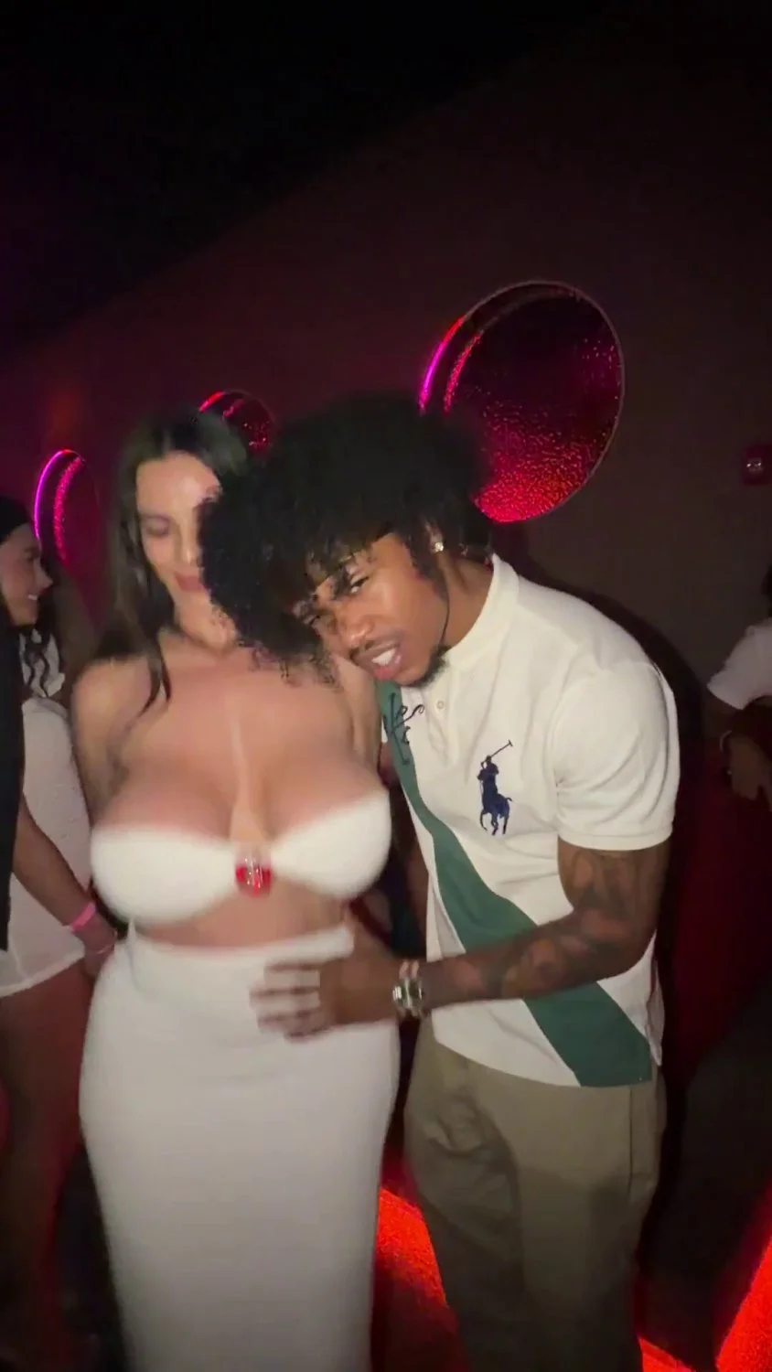 Bro sucking her titties at the club 😮😍 image 2