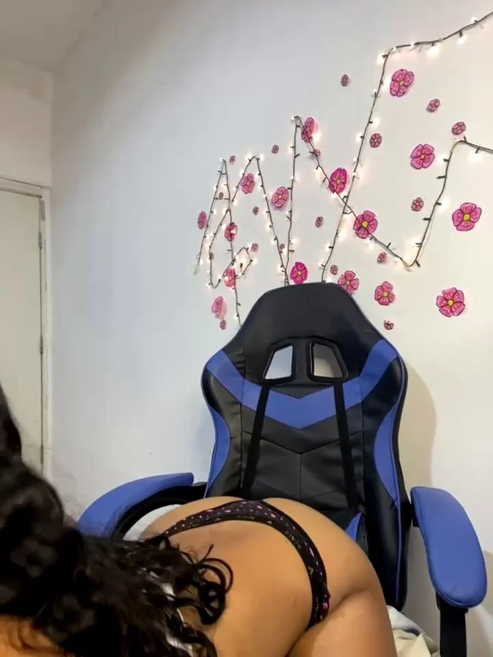 Perfect bubble butt girl on cam #4 image 11