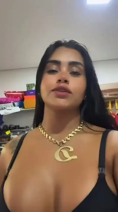 Joven y curvilínea esposa morena del jefe presumiendo en un vídeo. cover image