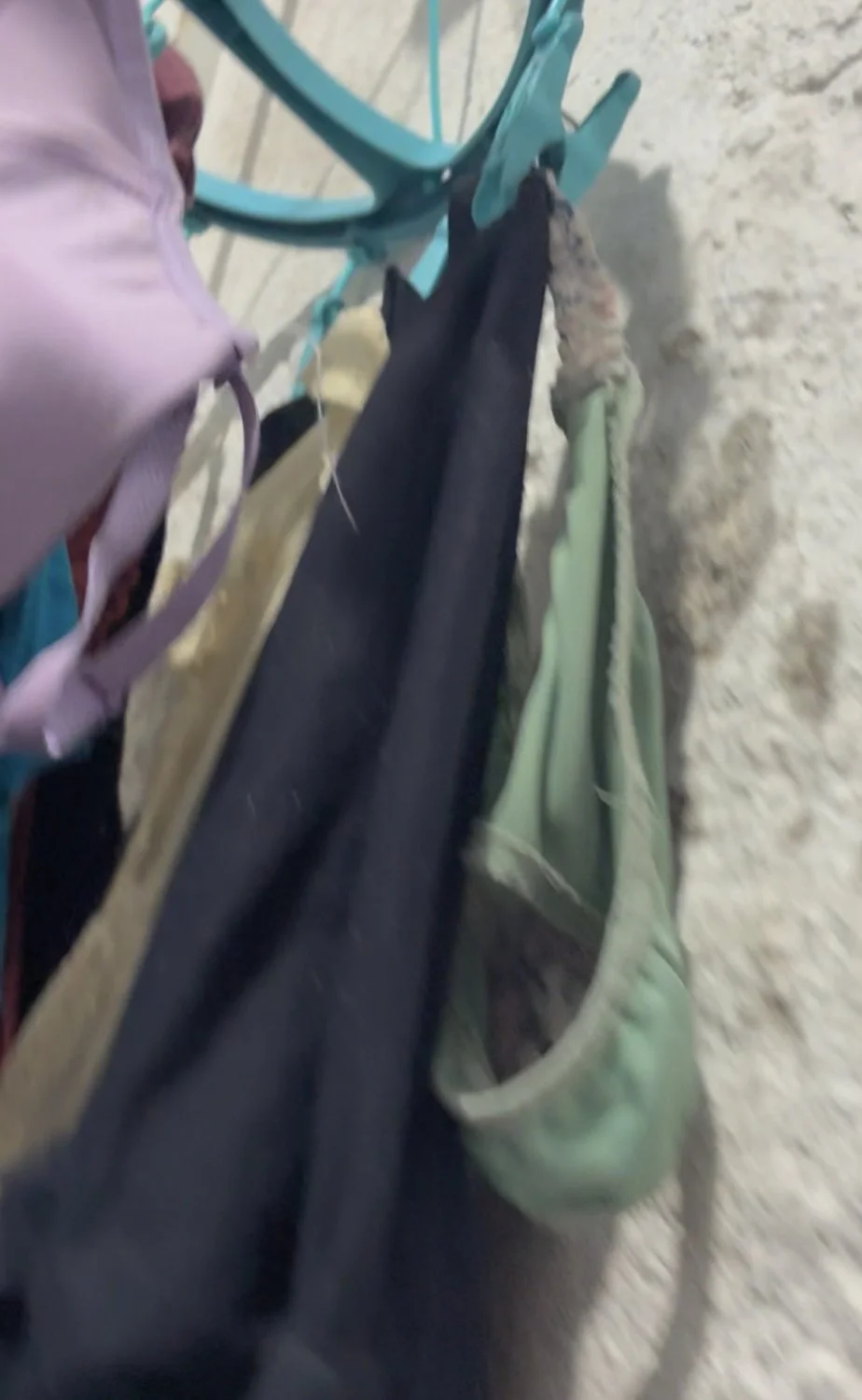 Flagra real novinha, calcinhas no varal da esposa do amigo, amo visitar eles image 5