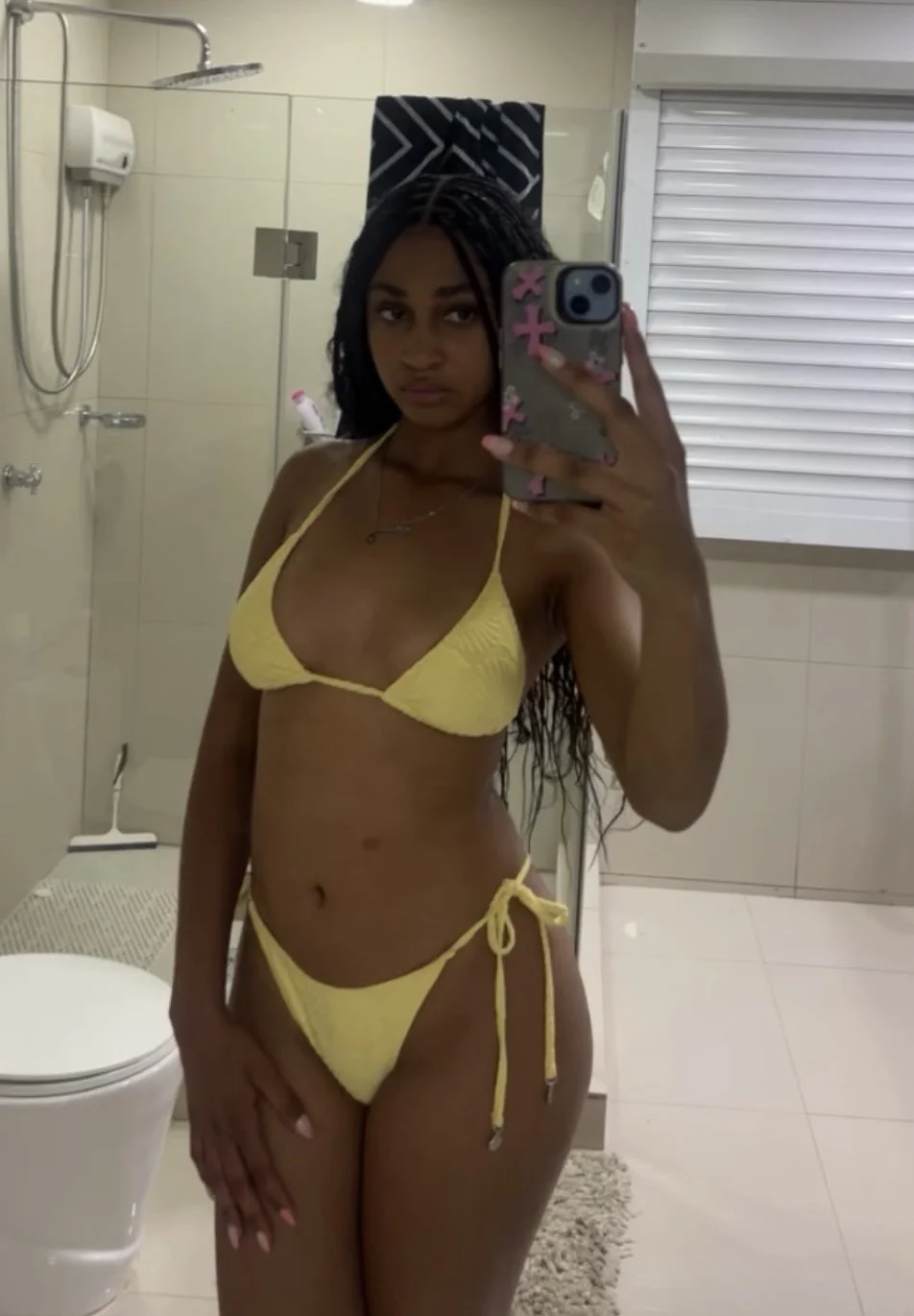 Lightskin hottie loves showing off her body 🥵 image 1