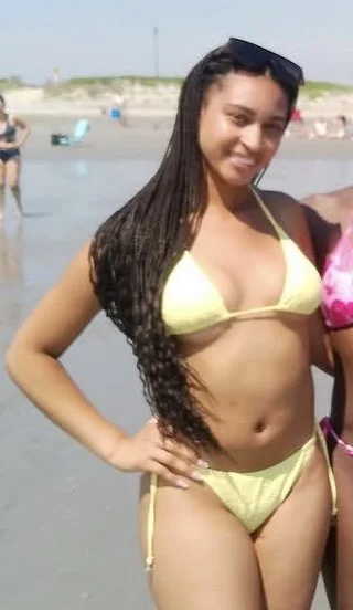 Lightskin hottie loves showing off her body 🥵 image 3