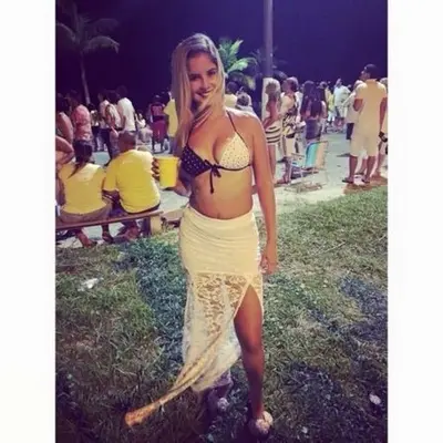 Loirinha de SC caiu na net mostrando a bucetinha cover image