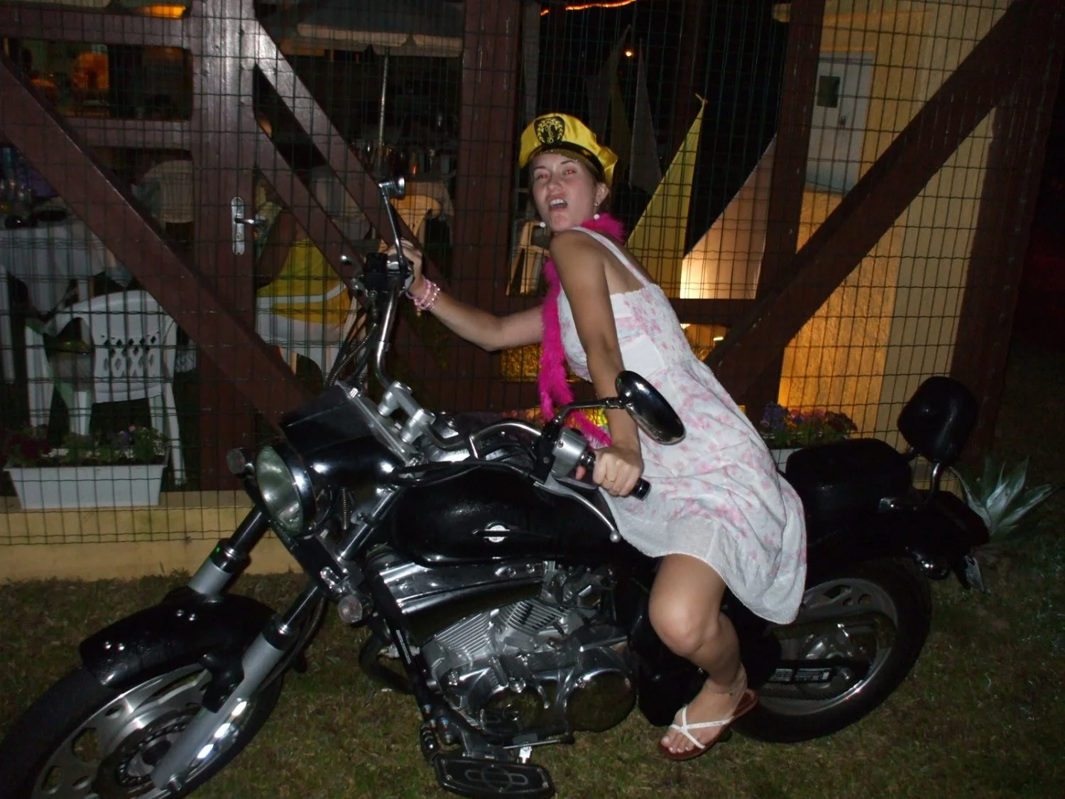 Gostosinha ficou soltinha na festa depois teve que aguentar rola dos machos image 2
