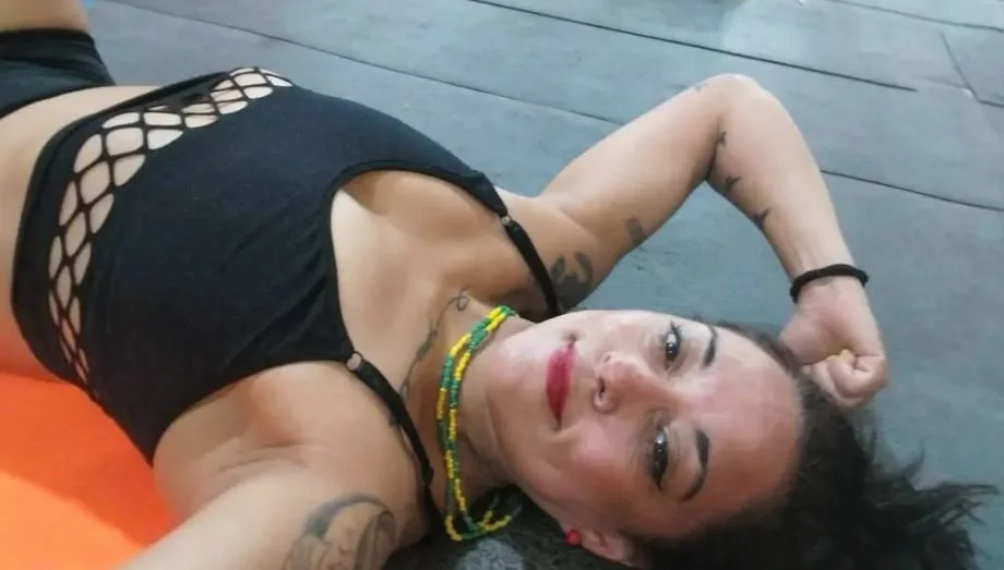 Una Milf muy Fit!!! image 11