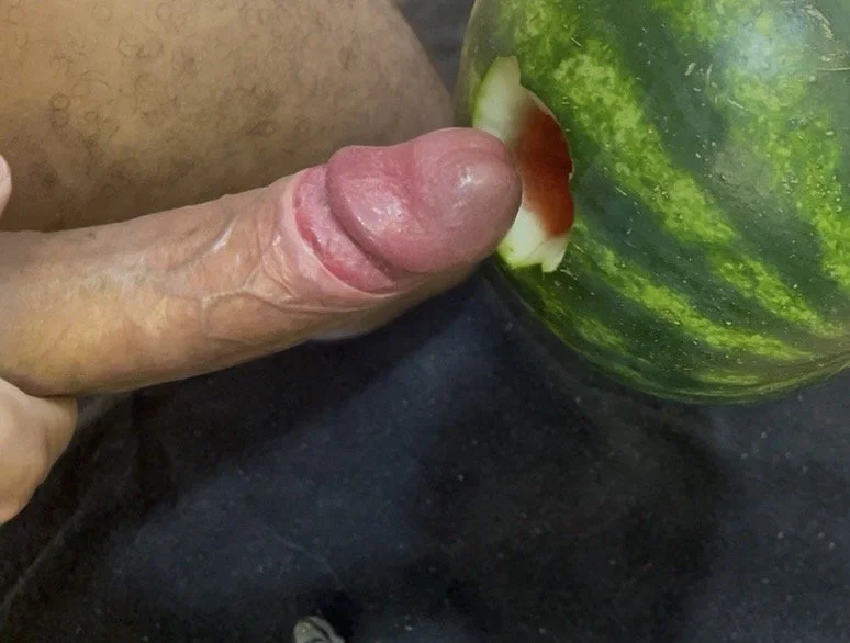 Metendo gostoso na melancia amador fucking fruits main image