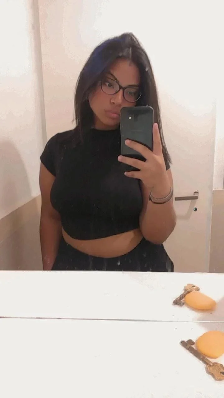 Morena morocha de lentes culona sabrosa con coño depiladita nudes main image