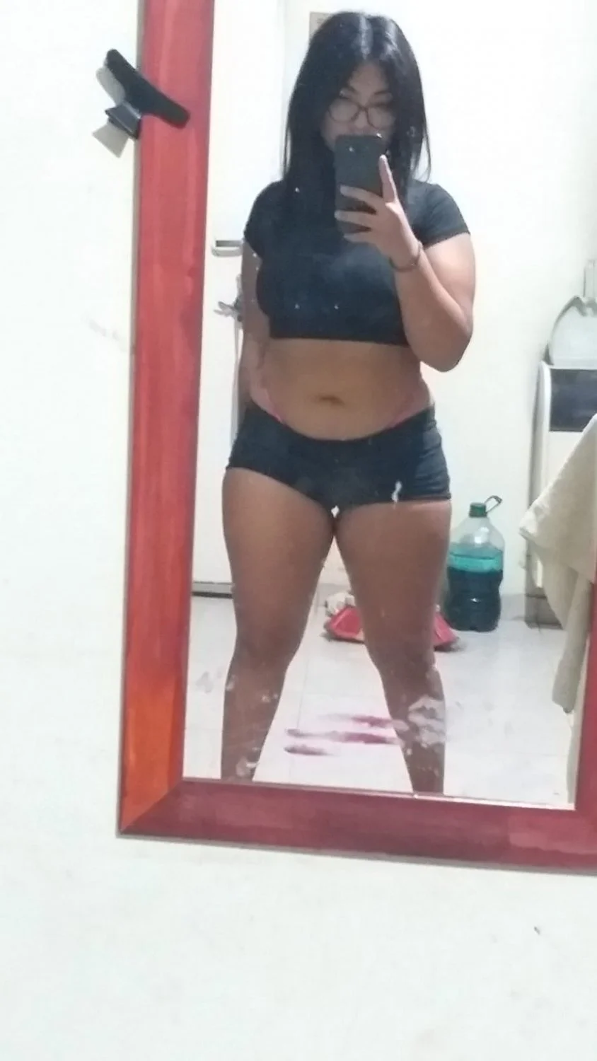 Morena morocha de lentes culona sabrosa con coño depiladita nudes image 2