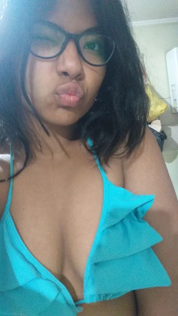 Morena morocha de lentes culona sabrosa con coño depiladita nudes image 3