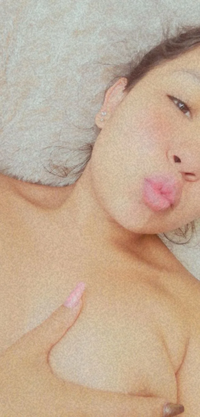 Hermosa putita aburrida le encanta abrirse las piernas image 11