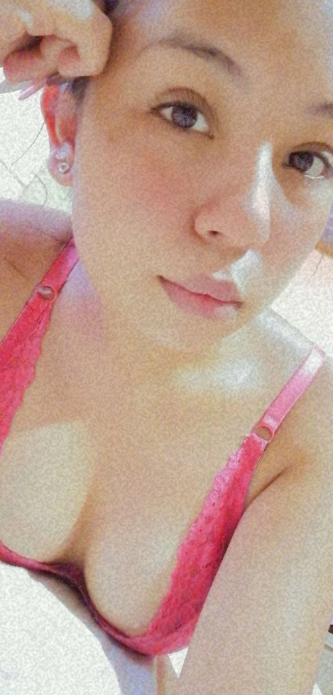 Hermosa putita aburrida le encanta abrirse las piernas image 12